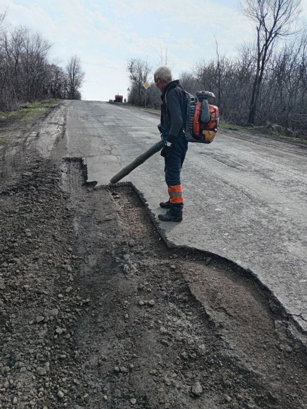 Сергей Козенко: Сотрудники Краснодонского автодора филиала ГУП ЛНР «Луганский автодор» активно проводят работы по ремонту дороги в пгт Новоалександровка в районе ост Сергей Козенко: Сотрудники Краснодонского автодора филиала ГУП ЛНР «Луганский автодор» активно проводят работы по ремонту дороги в пгт Новоалександровка в районе ост