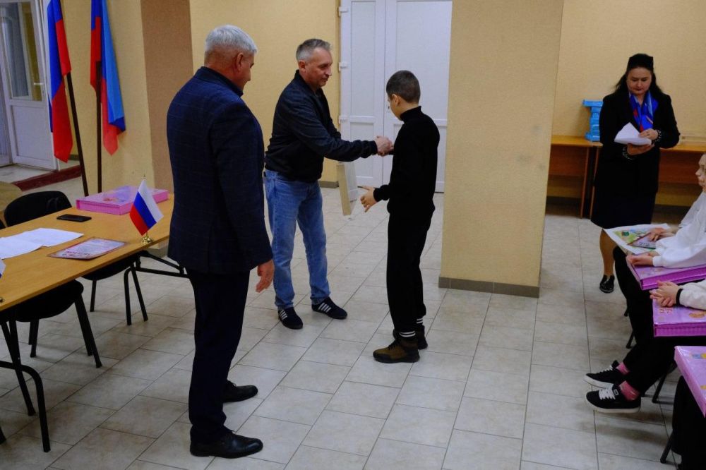 Участникам конкурса рисунков в Беловодском МО вручили подарки Участникам конкурса рисунков в Беловодском МО вручили подарки