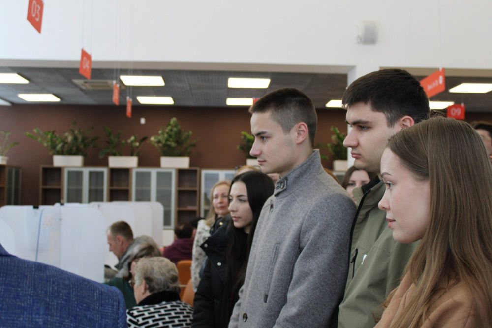 Отделением МФЦ г. Луганска проведена профориентационная экскурсия для студентов 4 - 5 курсов аграрного университета Отделением МФЦ г. Луганска проведена профориентационная экскурсия для студентов 4 - 5 курсов аграрного университета