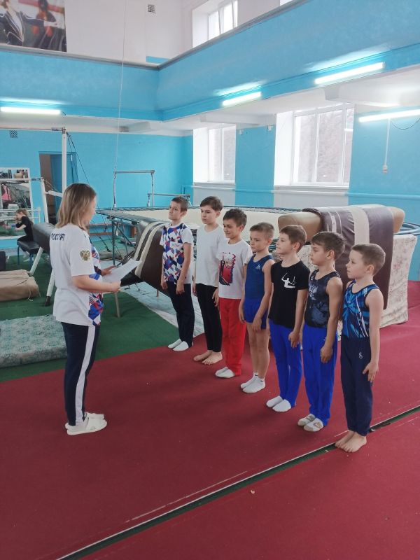 В Спортивной школе города Ровеньки прошел мастер-класс на отделении спортивной гимнастики по обучению акробатического элемента «Сальто вперед в группировке» В Спортивной школе города Ровеньки прошел мастер-класс на отделении спортивной гимнастики по обучению акробатического элемента «Сальто вперед в группировке»