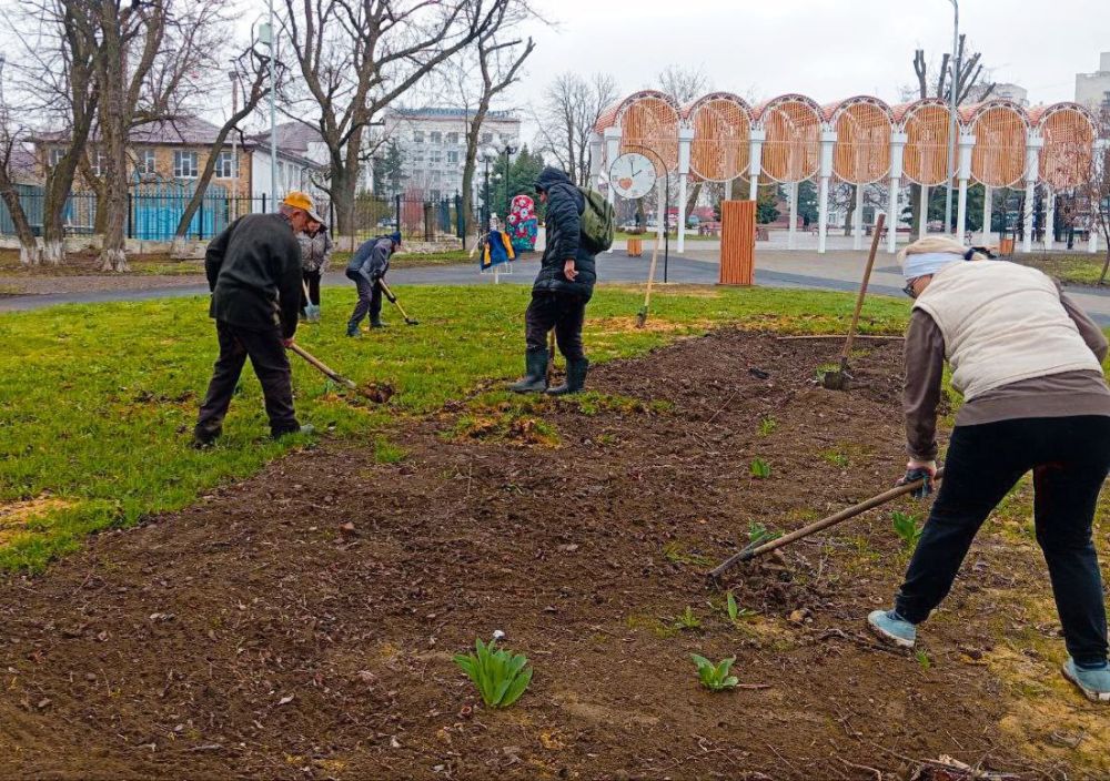 Сегодня в Краснодонском парке имени «Молодой гвардии» прошел субботник, в рамках которого были высажены саженцы можжевельника Сегодня в Краснодонском парке имени «Молодой гвардии» прошел субботник, в рамках которого были высажены саженцы можжевельника