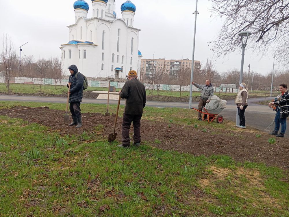 Сегодня в Краснодонском парке имени «Молодой гвардии» прошел субботник, в рамках которого были высажены саженцы можжевельника Сегодня в Краснодонском парке имени «Молодой гвардии» прошел субботник, в рамках которого были высажены саженцы можжевельника