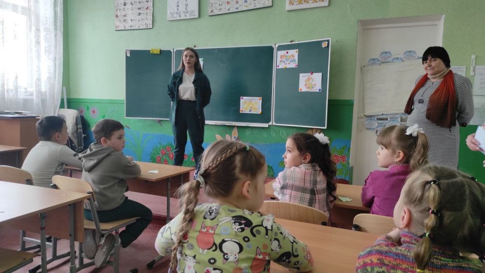 День открытых дверей прошел в Брянковской специализированной школе №1 в рамках осуществления преемственности в работе детского сада и школы День открытых дверей прошел в Брянковской специализированной школе №1 в рамках осуществления преемственности в работе детского сада и школы