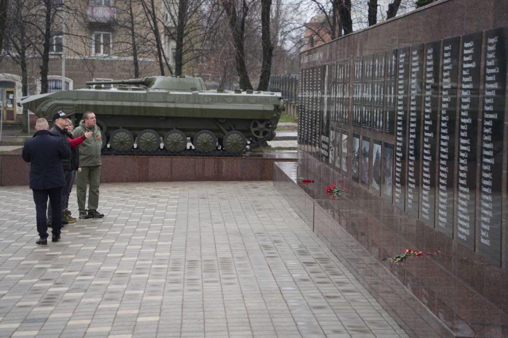 Делегация Ставропольского края во главе с заместителем председателя Правительства Ильей Дроздовым посетила подшефный Стаханов Делегация Ставропольского края во главе с заместителем председателя Правительства Ильей Дроздовым посетила подшефный Стаханов