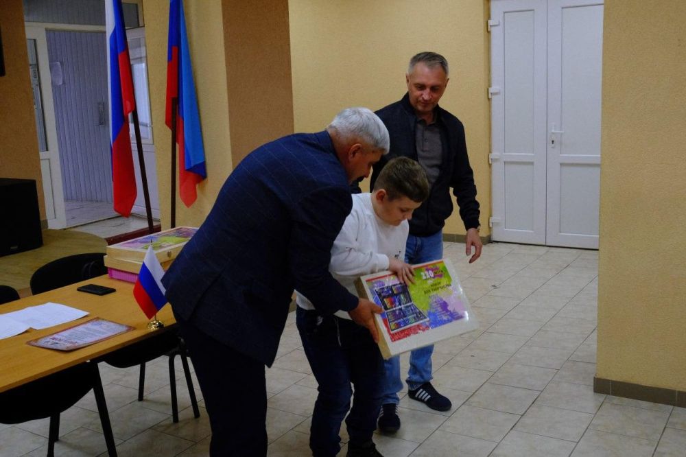 Участникам конкурса рисунков в Беловодском МО вручили подарки Участникам конкурса рисунков в Беловодском МО вручили подарки
