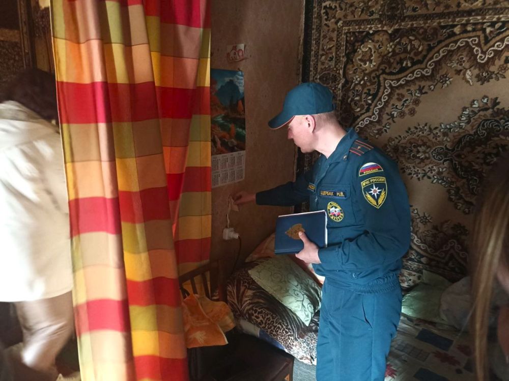 Спасатели МЧС России в городе Рубежное посетили семьи, оказавшиеся в сложной жизненной ситуации Спасатели МЧС России в городе Рубежное посетили семьи, оказавшиеся в сложной жизненной ситуации