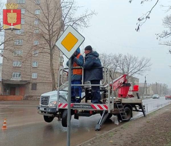 Коммунальные службы проводят работы на территории города Коммунальные службы проводят работы на территории города