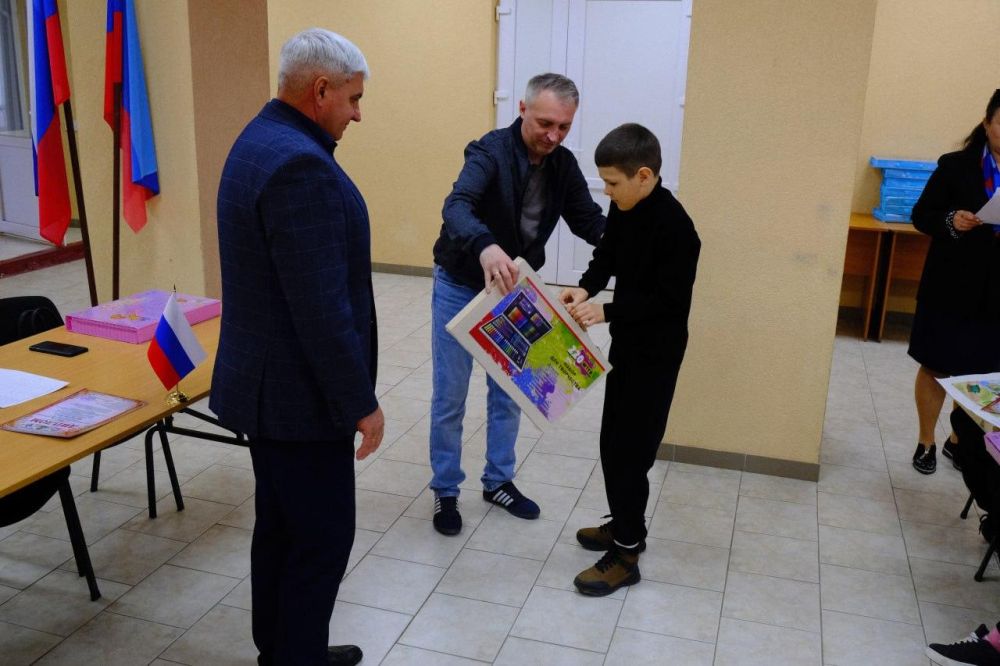 Участникам конкурса рисунков в Беловодском МО вручили подарки Участникам конкурса рисунков в Беловодском МО вручили подарки