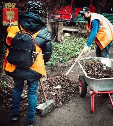 Коммунальные службы проводят работы на территории города Коммунальные службы проводят работы на территории города