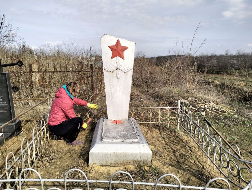 В рамках акции «Добрые дела» специалисты отдела по жизнеобеспечению пгт Поречье, пгт Изварино, пгт Урало-Кавказ провели уборку могилы советского летчика, отдавшего свою жизнь в годы Великой Отечественной войны В рамках акции «Добрые дела» специалисты отдела по жизнеобеспечению пгт Поречье, пгт Изварино, пгт Урало-Кавказ провели уборку могилы советского летчика, отдавшего свою жизнь в годы Великой Отечественной войны