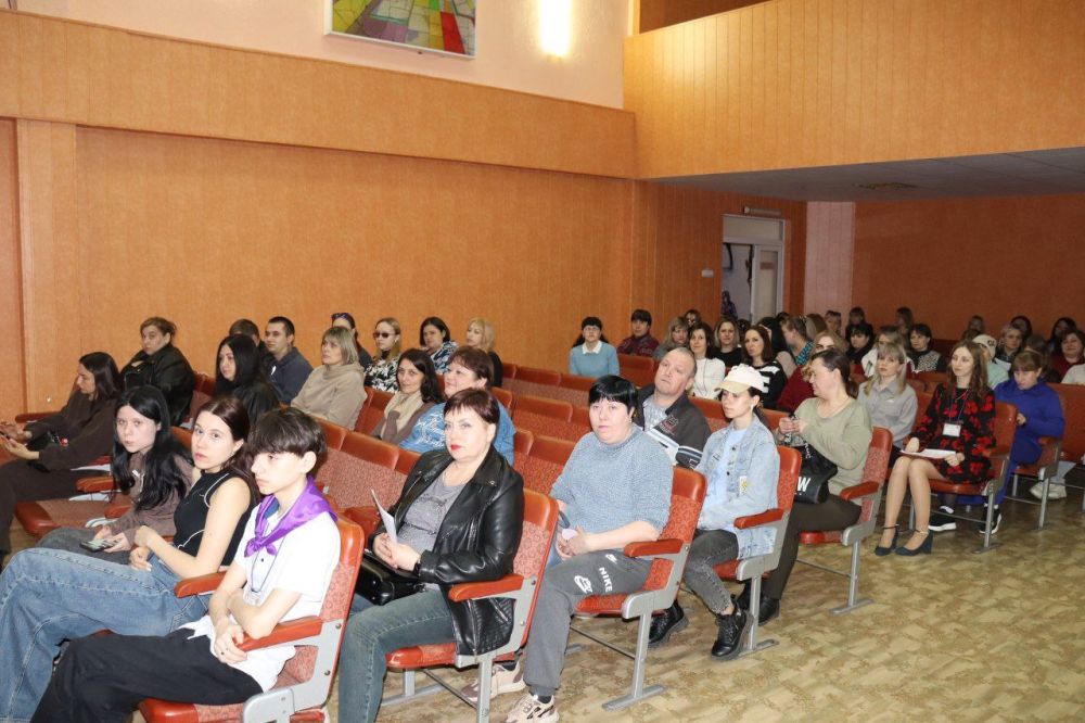 Городское родительское собрание на тему «Психолого-педагогическое просвещение родителей по профориентации и профессиональному самоопределению обучающихся» прошло в Ровеньковском колледже ЛГПУ Городское родительское собрание на тему «Психолого-педагогическое просвещение родителей по профориентации и профессиональному самоопределению обучающихся» прошло в Ровеньковском колледже ЛГПУ