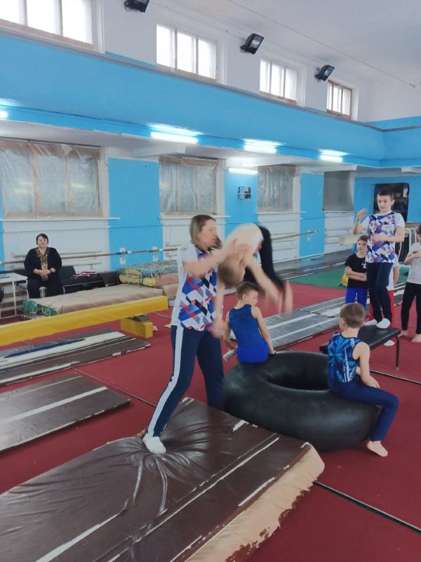 В спортивной школе города Ровеньки прошел мастер-класс по обучению акробатического элемента «Сальто вперед в группировке» В спортивной школе города Ровеньки прошел мастер-класс по обучению акробатического элемента «Сальто вперед в группировке»