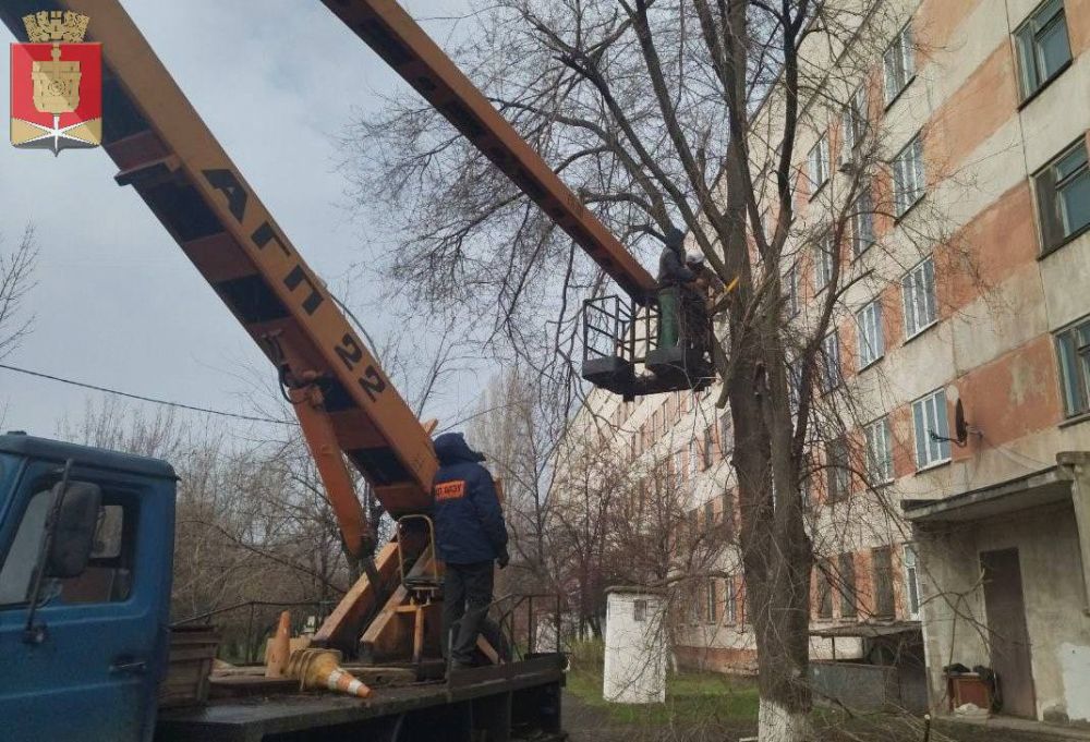 Коммунальные службы проводят работы на территории города Коммунальные службы проводят работы на территории города