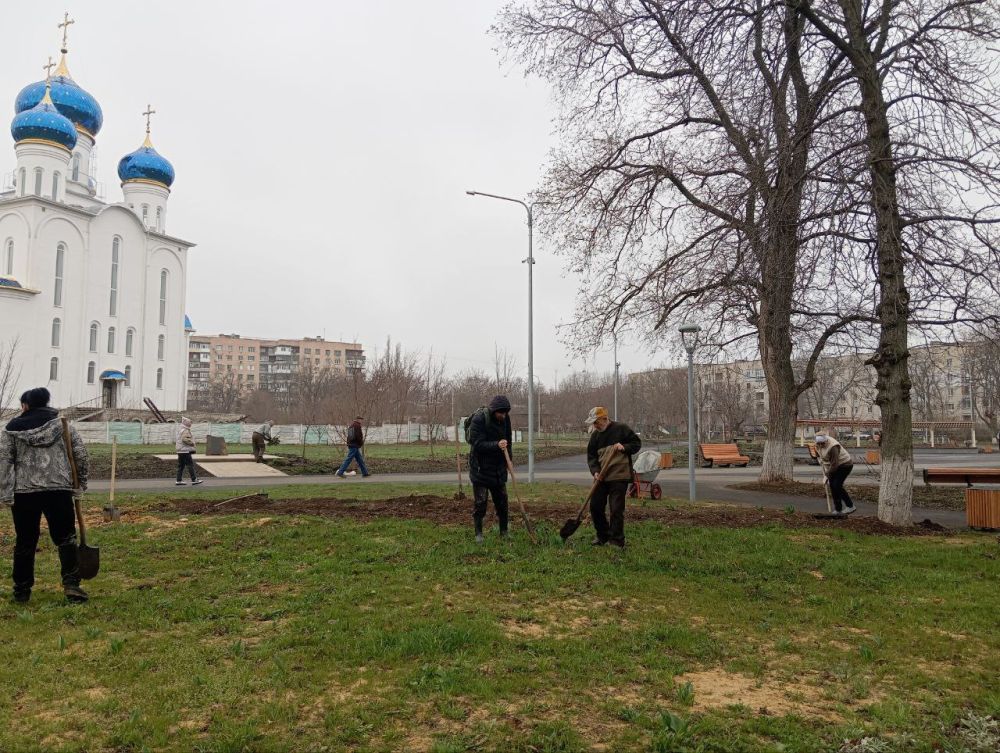 Сегодня в Краснодонском парке имени «Молодой гвардии» прошел субботник, в рамках которого были высажены саженцы можжевельника Сегодня в Краснодонском парке имени «Молодой гвардии» прошел субботник, в рамках которого были высажены саженцы можжевельника