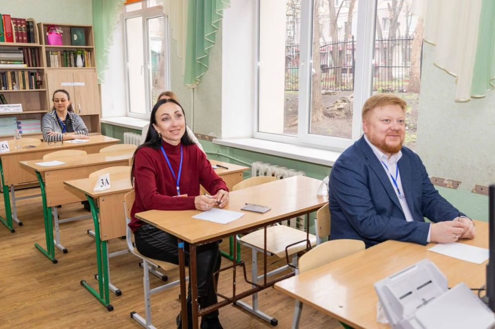 Около 700 родителей выпускников школ ЛНР сдали сокращенный ЕГЭ в рамках всероссийской акции «Сдаем вместе. День сдачи ЕГЭ родителями» Около 700 родителей выпускников школ ЛНР сдали сокращенный ЕГЭ в рамках всероссийской акции «Сдаем вместе. День сдачи ЕГЭ родителями»