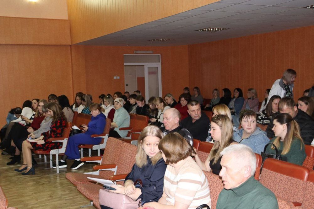 Городское родительское собрание на тему «Психолого-педагогическое просвещение родителей по профориентации и профессиональному самоопределению обучающихся» прошло в Ровеньковском колледже ЛГПУ Городское родительское собрание на тему «Психолого-педагогическое просвещение родителей по профориентации и профессиональному самоопределению обучающихся» прошло в Ровеньковском колледже ЛГПУ