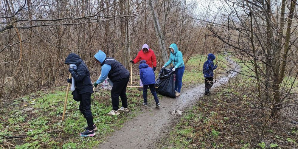Акция по благоустройству прошла в Жовтневом районе Луганска Акция по благоустройству прошла в Жовтневом районе Луганска