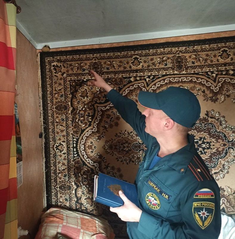 Спасатели МЧС России в городе Рубежное посетили семьи, оказавшиеся в сложной жизненной ситуации Спасатели МЧС России в городе Рубежное посетили семьи, оказавшиеся в сложной жизненной ситуации