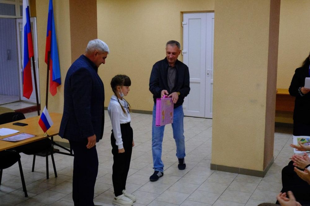 Участникам конкурса рисунков в Беловодском МО вручили подарки Участникам конкурса рисунков в Беловодском МО вручили подарки