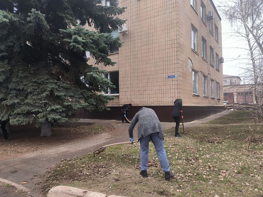 Сегодня возле здания Администрации Троицкого муниципального округа прошел весенний субботник, ознаменовавший начало активной фазы по благоустройству территории после зимнего периода Сегодня возле здания Администрации Троицкого муниципального округа прошел весенний субботник, ознаменовавший начало активной фазы по благоустройству территории после зимнего периода