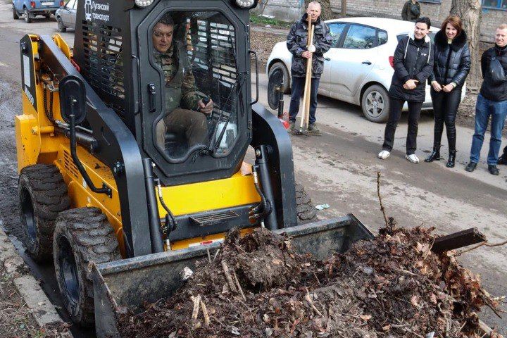 «Чистая Республика»: Глава ЛНР вместе с молодёжью принял участие в субботнике в Луганске «Чистая Республика»: Глава ЛНР вместе с молодёжью принял участие в субботнике в Луганске