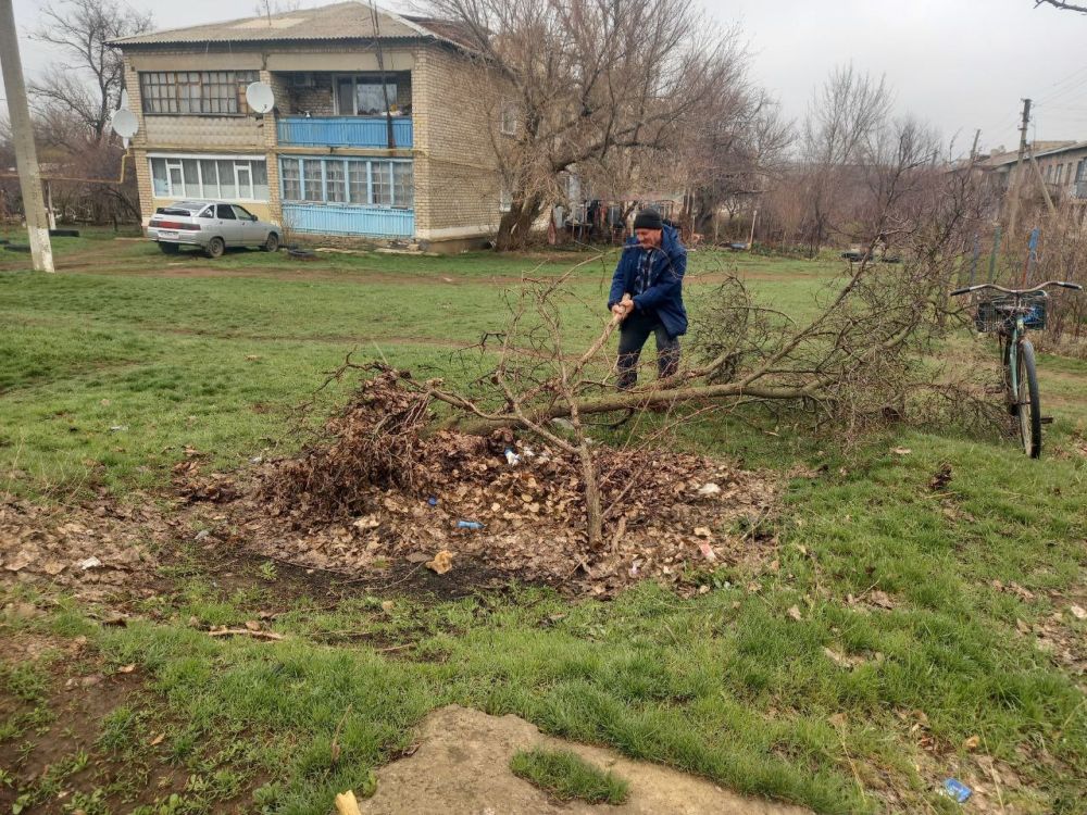 Общими усилиями к чистоте. На подведомственной территории отдела по жизнеобеспечению, охватывающей п. Поречье, пгт Изварино и пгт Урало-Кавказ, прошел общемуниципальный субботник Общими усилиями к чистоте. На подведомственной территории отдела по жизнеобеспечению, охватывающей п. Поречье, пгт Изварино и пгт Урало-Кавказ, прошел общемуниципальный субботник