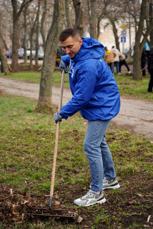 Сказано – сделано. Совсем недавно Глава ЛНР Леонид Пасечник дал старт акции «Чистая Республика – 2025», а уже сегодня молодёжь Луганска собралась в сквере у мемориала Генриха Звейника, чтобы провести субботник Сказано – сделано. Совсем недавно Глава ЛНР Леонид Пасечник дал старт акции «Чистая Республика – 2025», а уже сегодня молодёжь Луганска собралась в сквере у мемориала Генриха Звейника, чтобы провести субботник