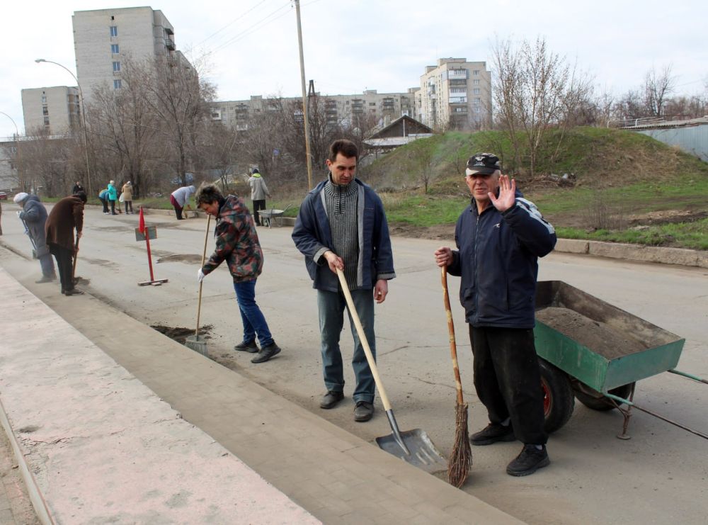 В рамках общемуниципального субботника, проходящего в Краснодонском округе, организации активно принимают участие в благоустройстве города В рамках общемуниципального субботника, проходящего в Краснодонском округе, организации активно принимают участие в благоустройстве города