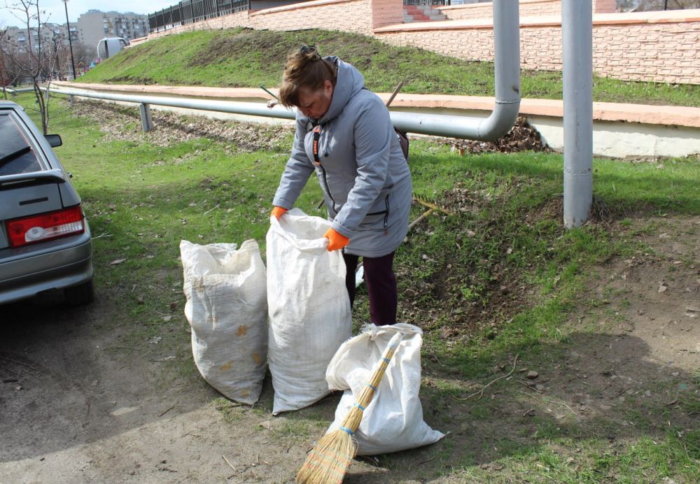 В рамках общемуниципального субботника, проходящего в Краснодонском округе, организации активно принимают участие в благоустройстве города В рамках общемуниципального субботника, проходящего в Краснодонском округе, организации активно принимают участие в благоустройстве города