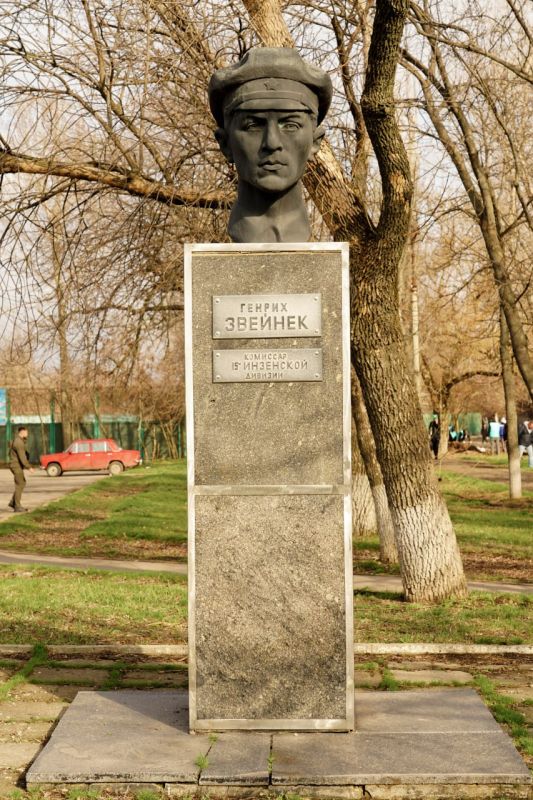 Сказано – сделано. Совсем недавно Глава ЛНР Леонид Пасечник дал старт акции «Чистая Республика – 2025», а уже сегодня молодёжь Луганска собралась в сквере у мемориала Генриха Звейника, чтобы провести субботник Сказано – сделано. Совсем недавно Глава ЛНР Леонид Пасечник дал старт акции «Чистая Республика – 2025», а уже сегодня молодёжь Луганска собралась в сквере у мемориала Генриха Звейника, чтобы провести субботник