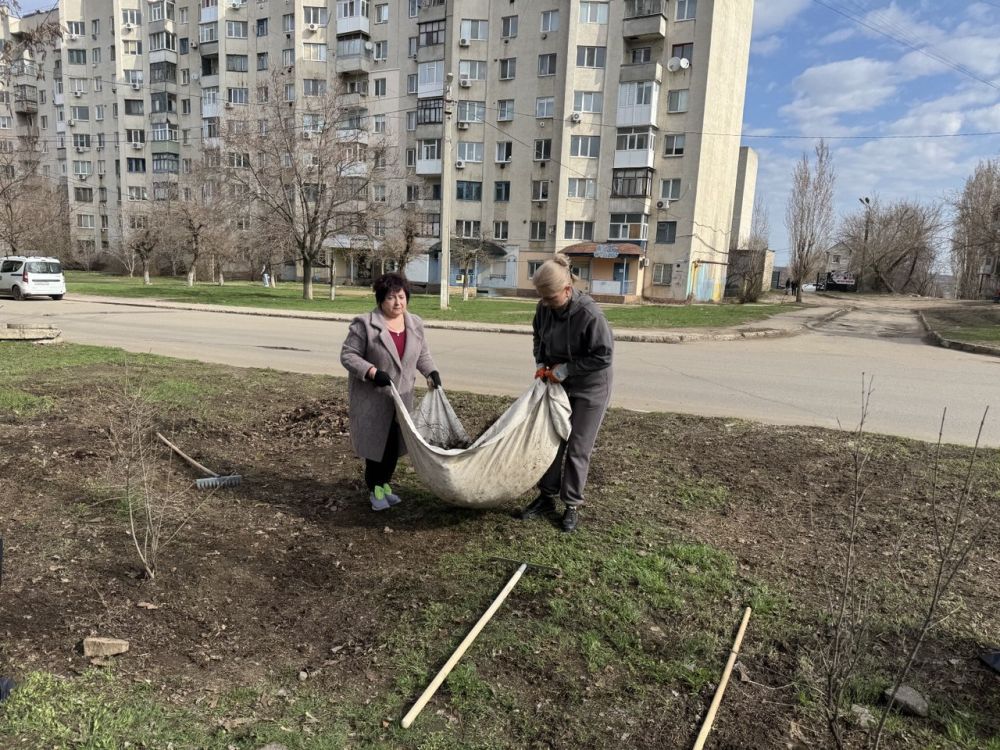 Владимир Шавлай: Сегодня депутаты и специалисты аппарата Совета Краснодонского муниципального округа приняли активное участие в акции «Чистая Республика – 2025», организовав субботник по уборке прилегающей территории Владимир Шавлай: Сегодня депутаты и специалисты аппарата Совета Краснодонского муниципального округа приняли активное участие в акции «Чистая Республика – 2025», организовав субботник по уборке прилегающей территории