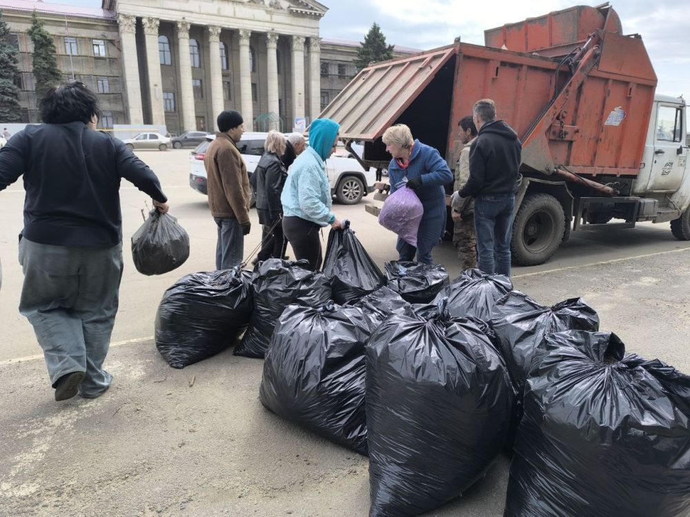 Сотрудники Администрации муниципалитета на страже чистоты города Сотрудники Администрации муниципалитета на страже чистоты города