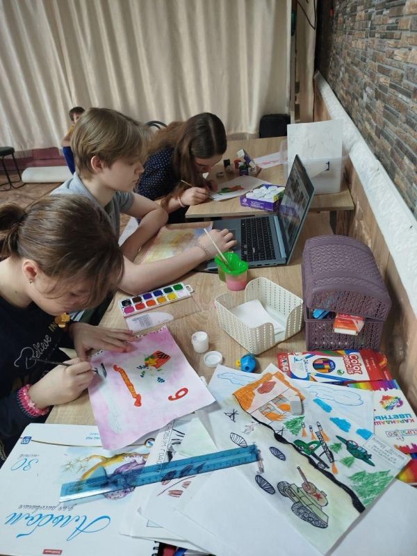 Семейный центр города Свердловска готовит выставку рисунков «Мы помним» Семейный центр города Свердловска готовит выставку рисунков «Мы помним»