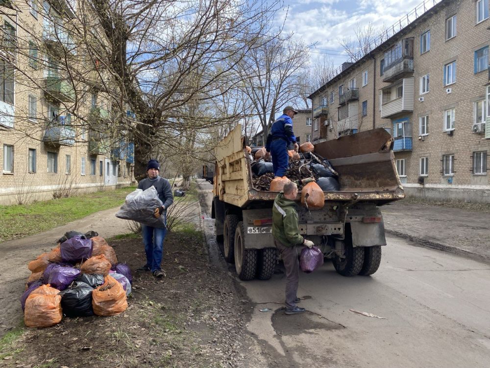 Более 200 человек присоединились к субботнику в Суходольске Более 200 человек присоединились к субботнику в Суходольске