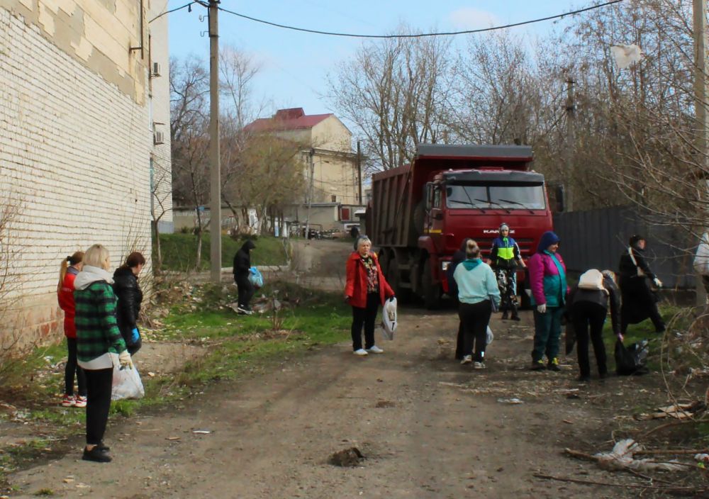 Сотрудники Администрации муниципалитета на страже чистоты города Сотрудники Администрации муниципалитета на страже чистоты города