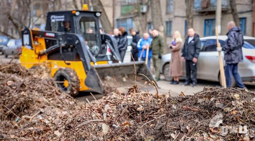Глава ЛНР Леонид Пасечник принял участие в первом республиканском субботнике, который прошел в рамках акции «Чистая Республика — 2025» в Луганске Глава ЛНР Леонид Пасечник принял участие в первом республиканском субботнике, который прошел в рамках акции «Чистая Республика — 2025» в Луганске