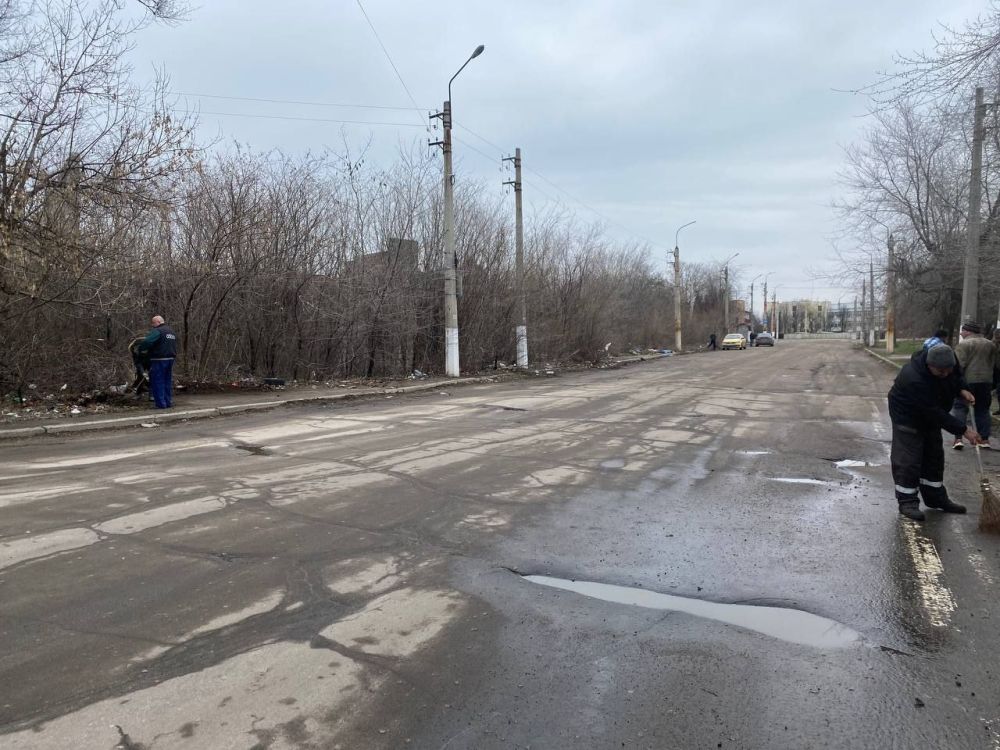 Сотрудники МУП «Луганскгортранс» активно приняли участие в акции по благоустройству сквера имени В.И. Ленина и улицы Днепровская Сотрудники МУП «Луганскгортранс» активно приняли участие в акции по благоустройству сквера имени В.И. Ленина и улицы Днепровская