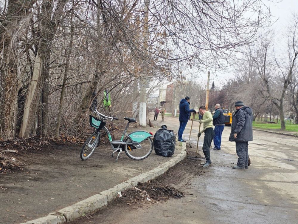 Сотрудники МУП «Луганскгортранс» активно приняли участие в акции по благоустройству сквера имени В.И. Ленина и улицы Днепровская Сотрудники МУП «Луганскгортранс» активно приняли участие в акции по благоустройству сквера имени В.И. Ленина и улицы Днепровская
