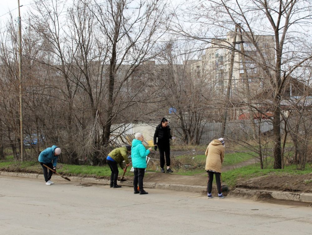 В рамках общемуниципального субботника, проходящего в Краснодонском округе, организации активно принимают участие в благоустройстве города В рамках общемуниципального субботника, проходящего в Краснодонском округе, организации активно принимают участие в благоустройстве города