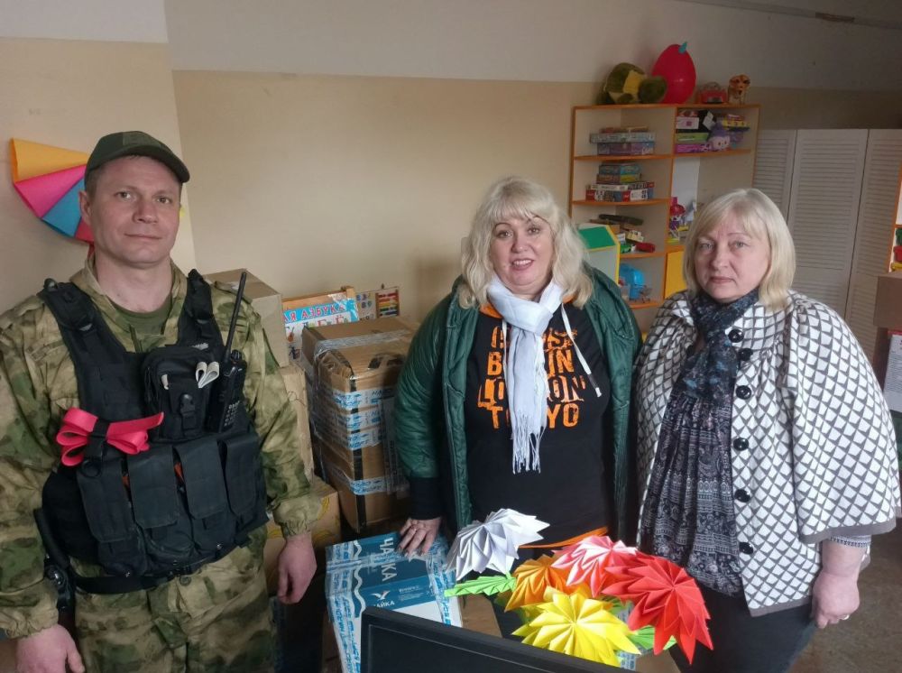 Вячеслав Третьяков: В наш округ прибыл очередной гуманитарный груз, собранный с особой заботой и любовью, предназначенный для самых уязвимых наших жителей – детей с ограниченными возможностями Вячеслав Третьяков: В наш округ прибыл очередной гуманитарный груз, собранный с особой заботой и любовью, предназначенный для самых уязвимых наших жителей – детей с ограниченными возможностями