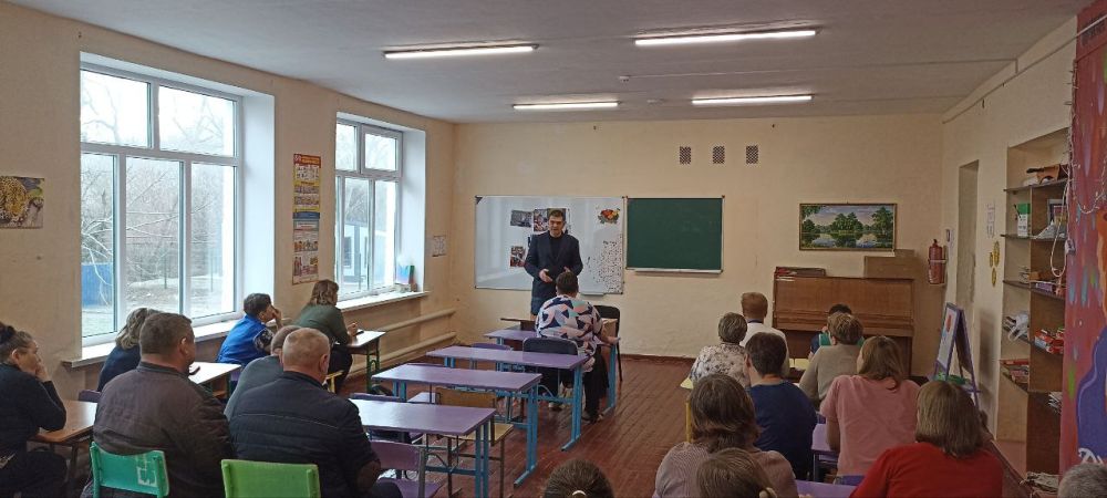 Олег Коваль: 28 марта, находясь с рабочим визитом в Белокуракинском районе республики встретился с педагогическими работниками Олег Коваль: 28 марта, находясь с рабочим визитом в Белокуракинском районе республики встретился с педагогическими работниками