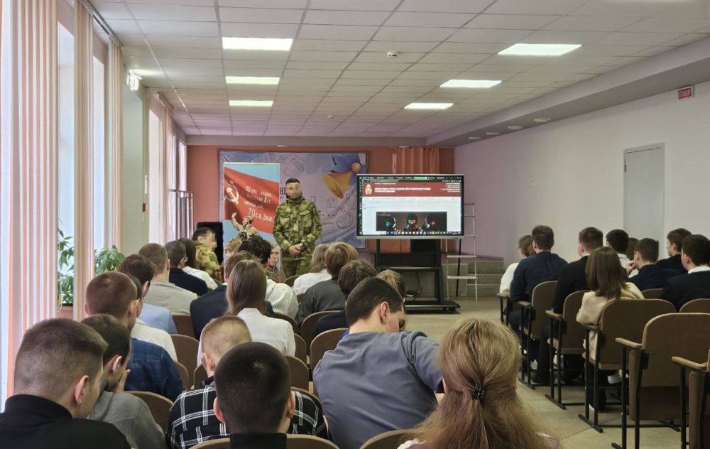 В ЛНР офицеры Росгвардии рассказали школьникам о ведомственных вузах В ЛНР офицеры Росгвардии рассказали школьникам о ведомственных вузах