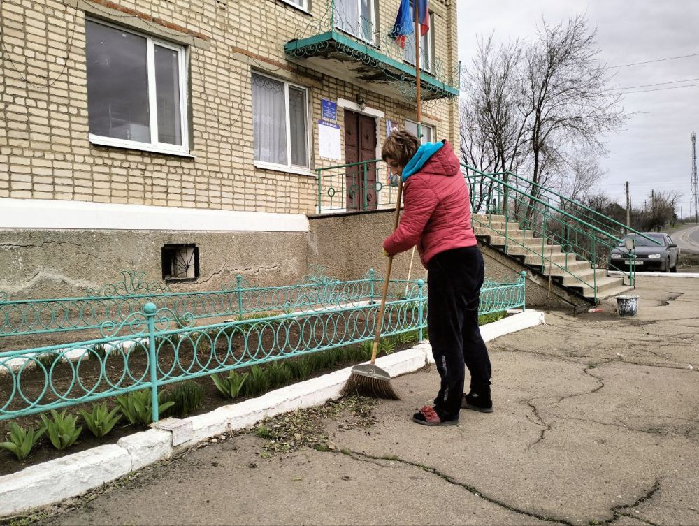 Общими усилиями к чистоте. На подведомственной территории отдела по жизнеобеспечению, охватывающей п. Поречье, пгт Изварино и пгт Урало-Кавказ, прошел общемуниципальный субботник Общими усилиями к чистоте. На подведомственной территории отдела по жизнеобеспечению, охватывающей п. Поречье, пгт Изварино и пгт Урало-Кавказ, прошел общемуниципальный субботник