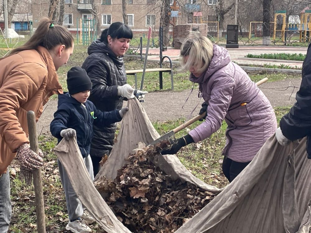 Более 200 человек присоединились к субботнику в Суходольске Более 200 человек присоединились к субботнику в Суходольске