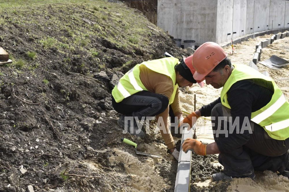 В Брянке продолжается реконструкция главной спортивной арены города силами специалистов публично-правовой компании «Единый заказчик в сфере строительства» В Брянке продолжается реконструкция главной спортивной арены города силами специалистов публично-правовой компании «Единый заказчик в сфере строительства»