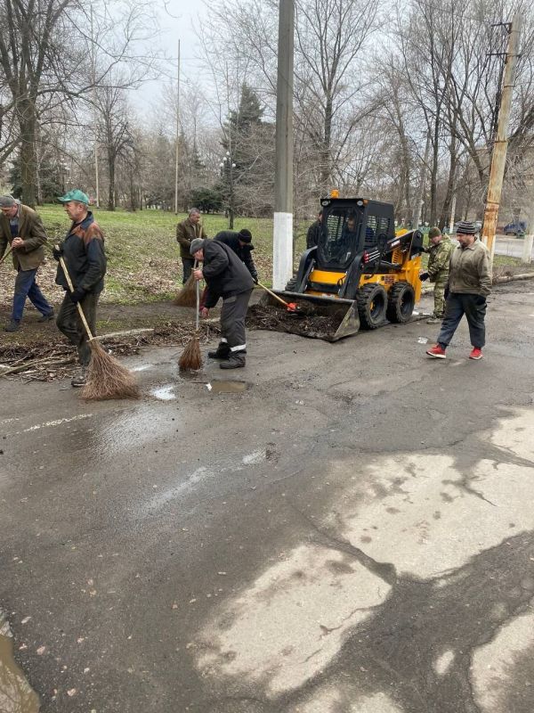 Сотрудники МУП «Луганскгортранс» активно приняли участие в акции по благоустройству сквера имени В.И. Ленина и улицы Днепровская Сотрудники МУП «Луганскгортранс» активно приняли участие в акции по благоустройству сквера имени В.И. Ленина и улицы Днепровская
