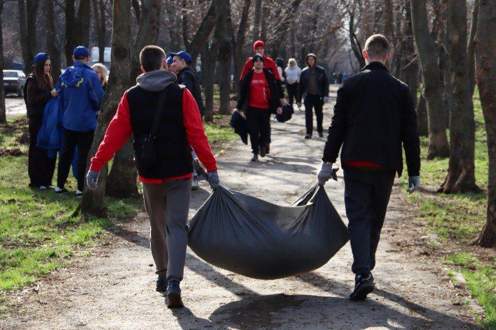 «Чистая Республика»: Глава ЛНР вместе с молодёжью принял участие в субботнике в Луганске «Чистая Республика»: Глава ЛНР вместе с молодёжью принял участие в субботнике в Луганске