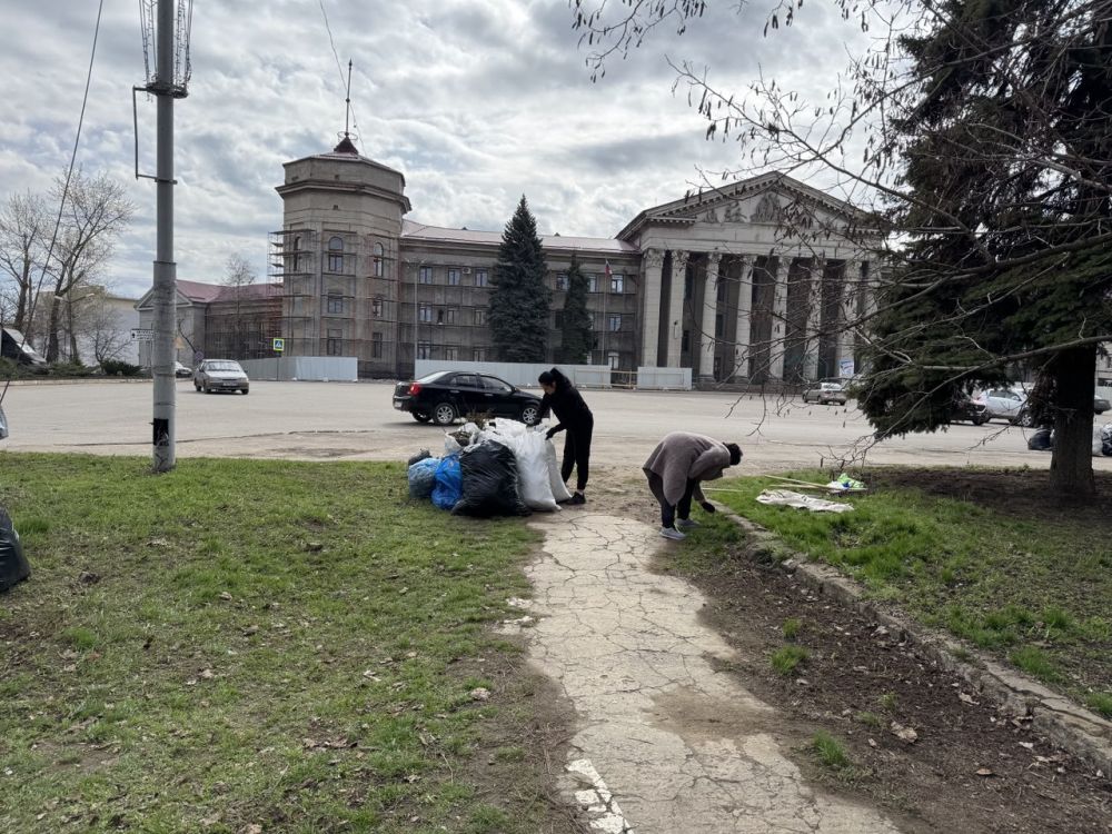 Владимир Шавлай: Сегодня депутаты и специалисты аппарата Совета Краснодонского муниципального округа приняли активное участие в акции «Чистая Республика – 2025», организовав субботник по уборке прилегающей территории Владимир Шавлай: Сегодня депутаты и специалисты аппарата Совета Краснодонского муниципального округа приняли активное участие в акции «Чистая Республика – 2025», организовав субботник по уборке прилегающей территории