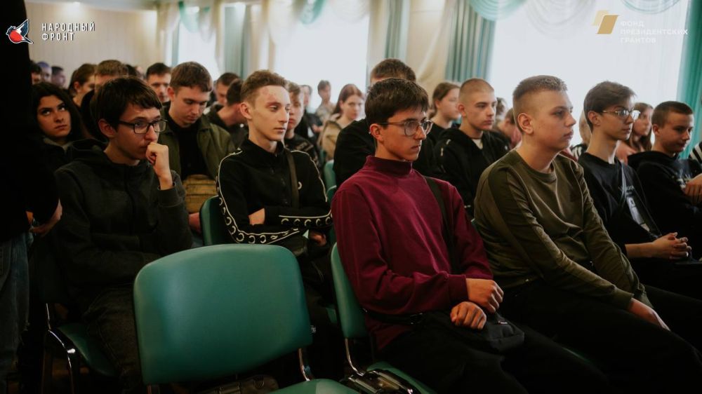 Сегодня активисты Молодежки Народного Фронта посетили Луганский колледж информационных технологий и предпринимательства (ЛКИТП) с важной миссией – рассказать студентам о нашей деятельности и пригласить их присоединиться к... Сегодня активисты Молодежки Народного Фронта посетили Луганский колледж информационных технологий и предпринимательства (ЛКИТП) с важной миссией – рассказать студентам о нашей деятельности и пригласить их присоединиться к...