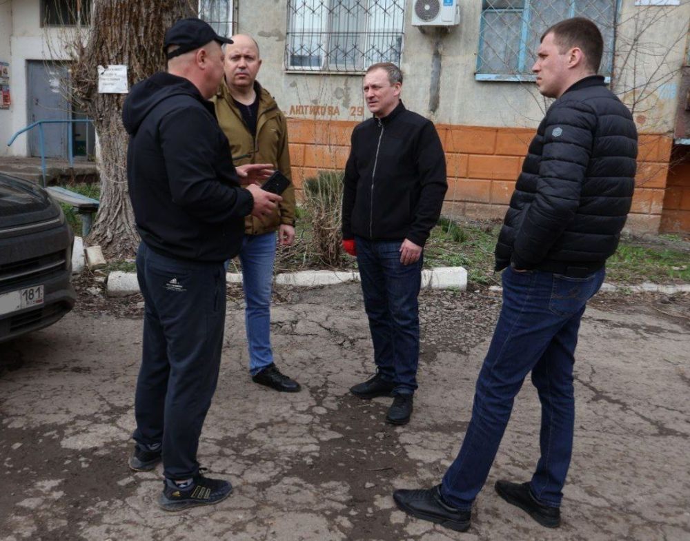 Замминистра строительства и ЖКХ ЛНР Артем Анисимов с рабочим визитом посетил Краснодон Замминистра строительства и ЖКХ ЛНР Артем Анисимов с рабочим визитом посетил Краснодон